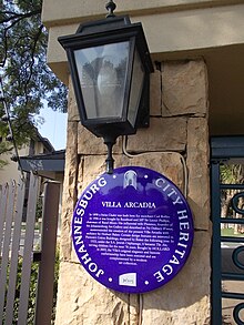 Blue plaque today Villa Arcadia Plaque and lamp.JPG