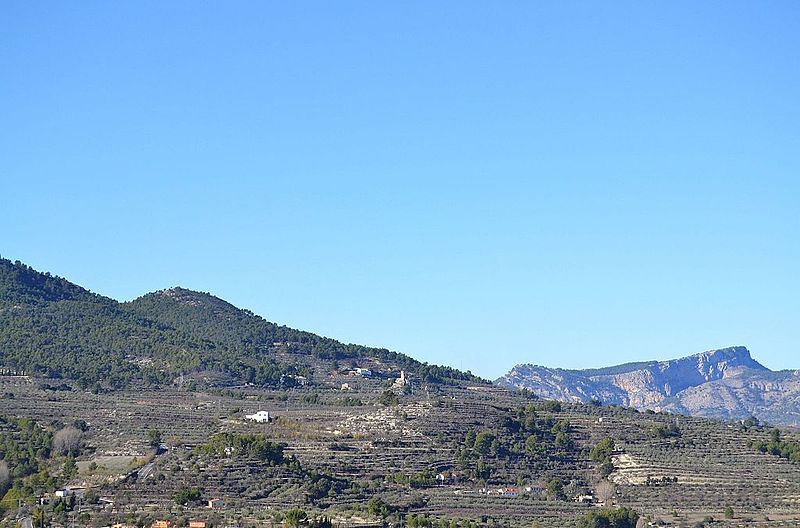 File:Vista cap al castell de Penella des de Benilloba.JPG