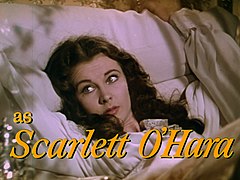 Capture d'écran représentant une femme allongée sur un lit moelleux, avec le texte "as Scarlett O'Hara" s'affichant en jaune.