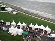 Pavillonreihe (unten) und Showbühne (ganz links) am Südstrand während des Tags der Niedersachsen 2019