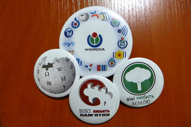 Файл:WMUA-made pin buttons (034).JPG