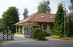 A former entrance gate into Waldsiedlung Wandlitz Waldsiedlung Eingang.jpg