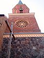 Gzyms, rozeta, okna z maswerkiem i zegar na wieży kościoła