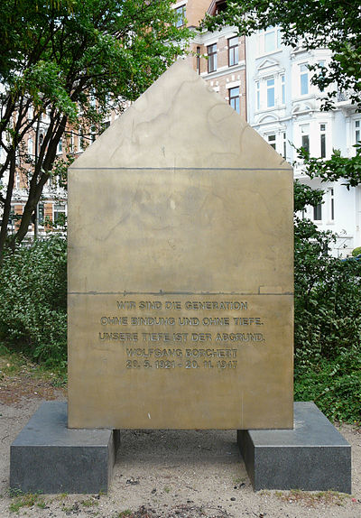 Gedenkstein für Wolfgang Borchert an der Außenalster in Hamburg-Uhlenhorst mit einem Text aus Borcherts Generation ohne Abschied