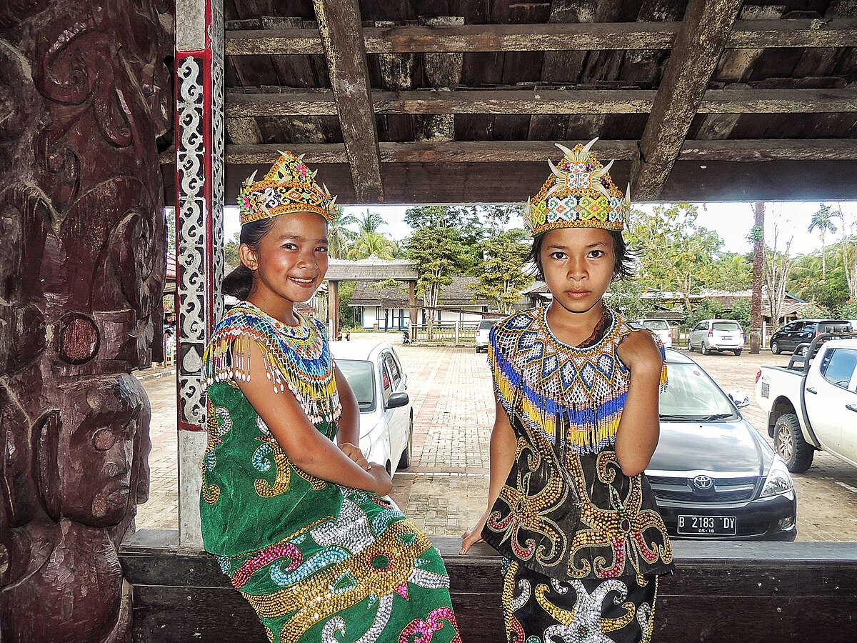 File Young Dayak  dancers Samarinda Indonesia jpg 