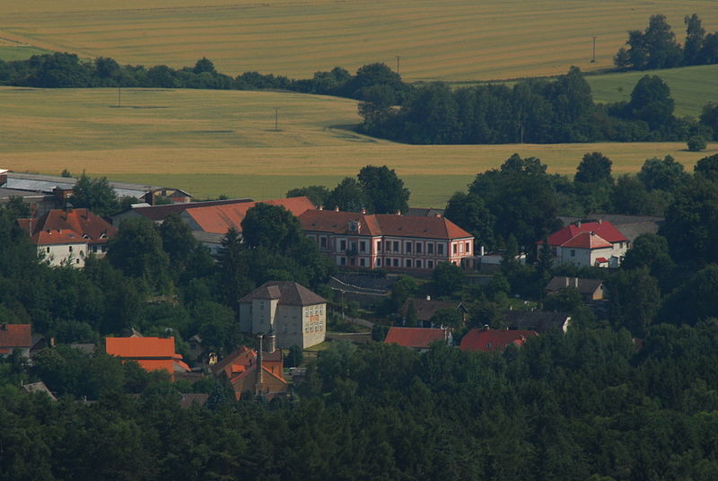 File:Zámek Lobeč.JPG