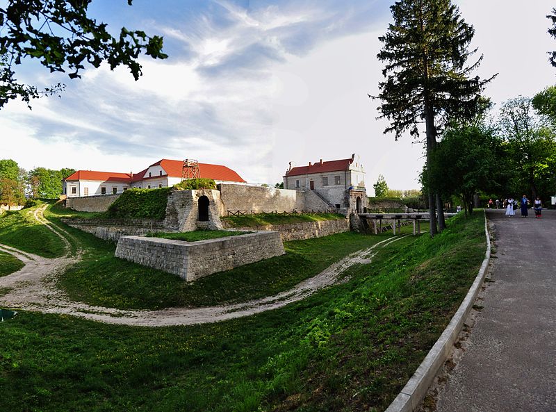 File:Zbarazh Castle Park3.jpg