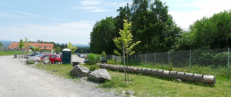 File:Zoo Tábor-Větrovy, parking 04.jpg