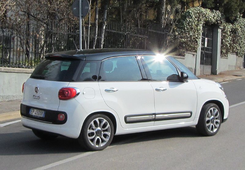 File:" 13 - ITALY - Fiat 500L white at Verona bicolor car.jpg