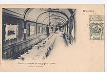 Postikortti, joka näyttää sotilakoulun ruokasalin vuonna 1900