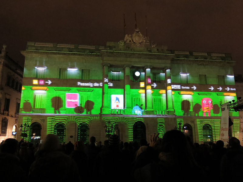 File:066 Llum BCN, projecció a la façana de l'Ajuntament, pl. Sant Jaume.JPG