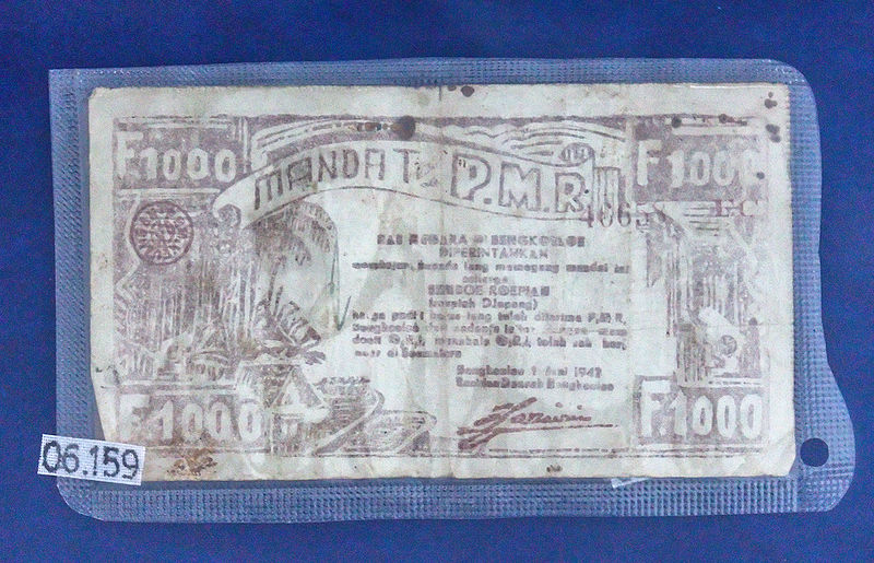 File:1000 rupiah (PMR; obverse), Bengkulu Museum, 2015-04-19.jpg