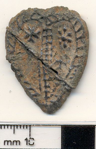 File:15th century lead heart shaped pendant. (FindID 72815).jpg