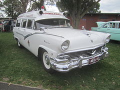 Ambulance de 1957 sur base Mainline.