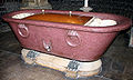 Голяма вана, за която се предполага, че идва от Термите на Херкулес, днес използвана в Миланската катедрала като кръщелен купел.
