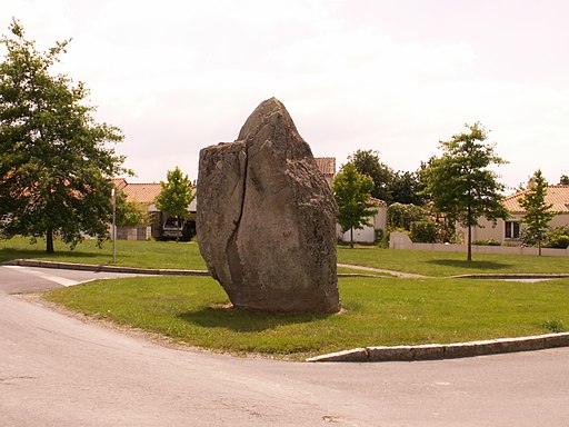 44 LES SORINIERES Menhir de la Haute Lande face NE