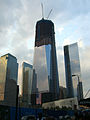 One WTC, 14 de setiembre de 2011. Algamó los 85 pisos, el suelu de formigón llega hasta'l pisu 76 y la fachada de cristal hasta'l pisu 60.
