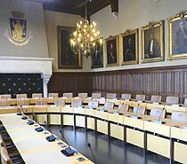 Raadszaal met portrettengalerij.