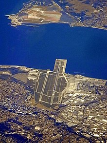 L'aéroport Marseille-Provence, au bord de l'étang de Berre, vu du ciel.