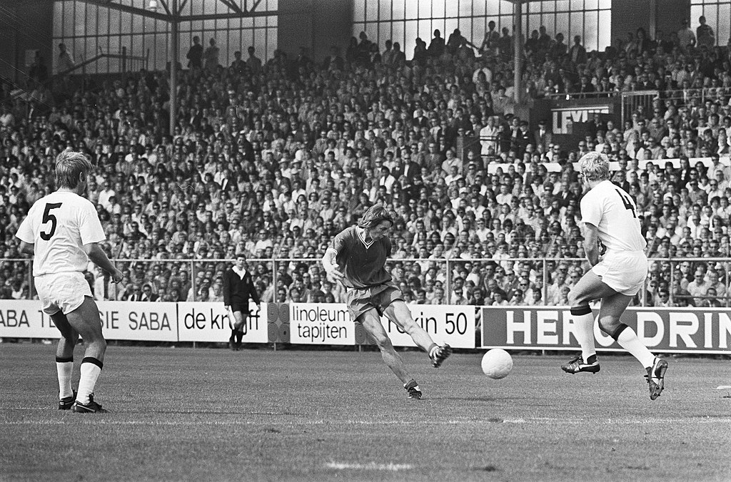 File:Ajax tegen Borussia Mönchengladbach 4-3, Arnold Mühren in actie, Bestanddeelnr 924-7977.jpg ...