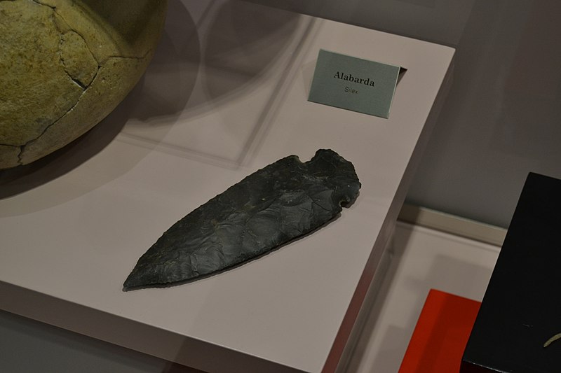 File:Alabarda de sílex de Torremelgarejo. Salas III y IV del Museo Arqueológico de Jerez (33133155646).jpg