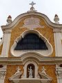 Particolare del portale d'ingresso e della lunetta vetrata della facciata della chiesa di San Nicolò, Albisola Superiore, Liguria, Italia