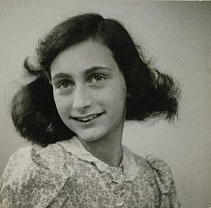 Anne Frank passport photo, May 1942.jpg