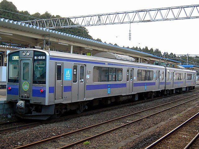 Aoimori 701 series EMU in its initial transitional livery