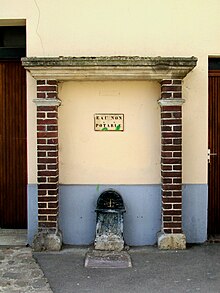 Asnières-sur-Oise, borne-fontaine, rue Pierre-Brossolette, face à la rue d'Aval-Eau.jpg