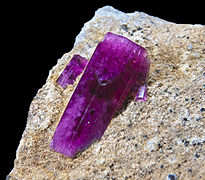 Una bixbita, raro berilo púrpura