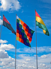 Wiphala neben der Flagge des Departamento La Paz (links) und der Nationalflagge (rechts)