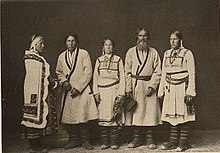 תמונה המציגה קבוצת אנשים צ'ובשים בדרום רוסיה בבגדיהם וקישוטיהם המסורתיים, הדומים לחלוקים.