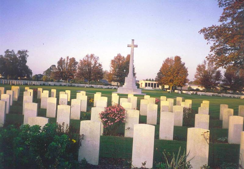 File:Bayeux War Cemetery-Oct1992-1.jpg