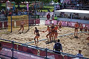 Deutsch: Beachhandball bei den Olympischen Jugendspielen 2018; Tag 3, 10. Oktober 2018; Mädchen, Vorrunde, Gruppe B - Niederlande-Argentinien 2:0 English: Beach handball at the 2018 Summer Youth Olympics at 10 October 2018 – Girls Preliminary Round Group B‎ – Netherlands-Argentina 2:0