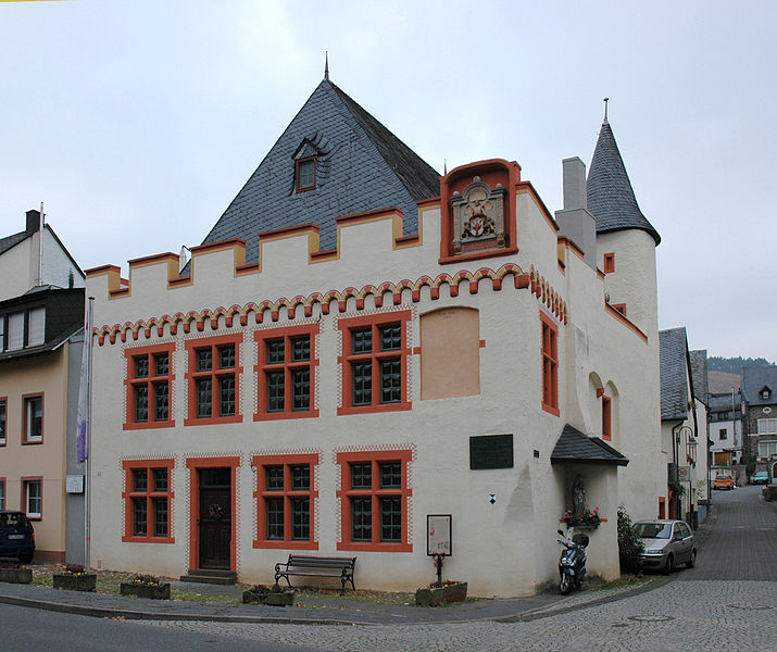 File:Bernkastel Kues Geburtshaus Nikolaus von Kues.jpg