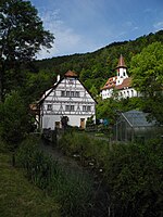 Blaubeuren - Kirche und Fachwerkhaus an der Aach in Weiler.JPG