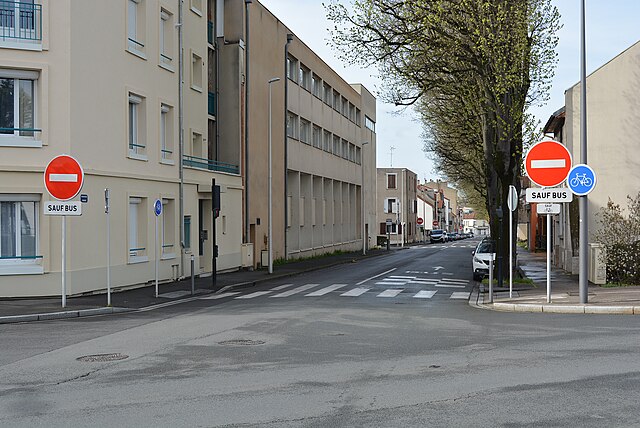 Boulevard Denière (Vichy) - Sens interdit sauf bus et vélos 2024-03-30