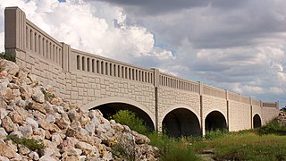 Vue partielle d'un pont de pierres blanches