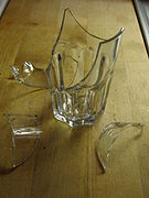 El vidrio es un sólido frágil que se rompe fácilmente