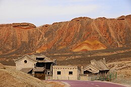 Zgrade u Nacionalnom geoparku Zhangye.jpg