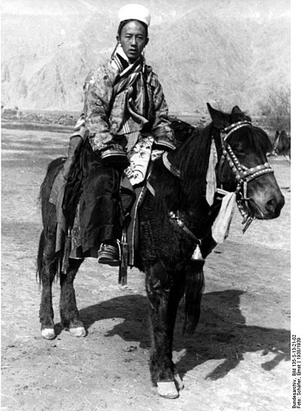File:Bundesarchiv Bild 135-S-13-21-02, Tibetexpedition, Hoher tibetischer Offizier.jpg