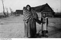 Bundesarchiv Bild 146-2007-0165, Polen, Wloclawek, Bettlerin mit Kind.jpg