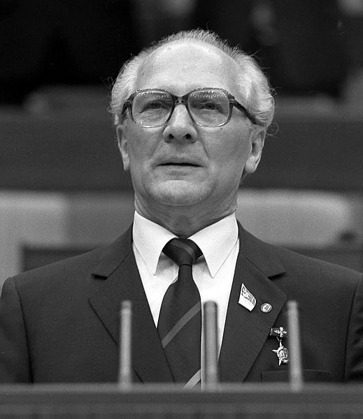 File:Bundesarchiv Bild 183-1986-0421-044, Berlin, XI. SED-Parteitag, Erich Honecker.jpg