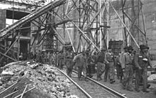 Forced workers at the construction site of the Valentin submarine pens in Bremen, 1944 Bundesarchiv Bild 185-23-21, Bremen-Farge, U-Boot-Bunker "Valentin", Bau.jpg