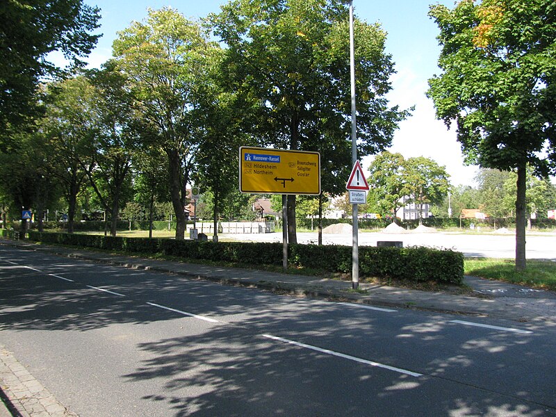 File:Bushaltestelle Schützenplatz, 1, Seesen, Landkreis Goslar.jpg