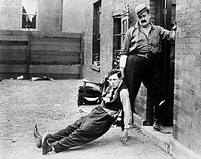 Description de l'image Buster Keaton (left) and Joe Roberts in the movie Neighbors (1920).jpg.