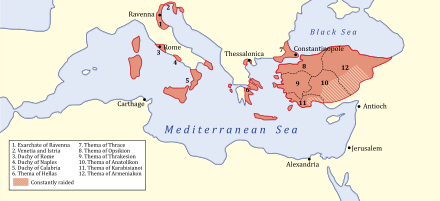 L'Impero bizantino nel 717 circa. Le aree a striscia sono quelle soggette ai saccheggi degli Arabi.