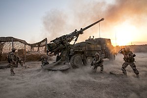 Francouzští vojáci úkolového uskupení Wagram vedou dělostřeleckou palbu na podporu iráckých sil během bojů proti Islámskému státu v roce 2018.