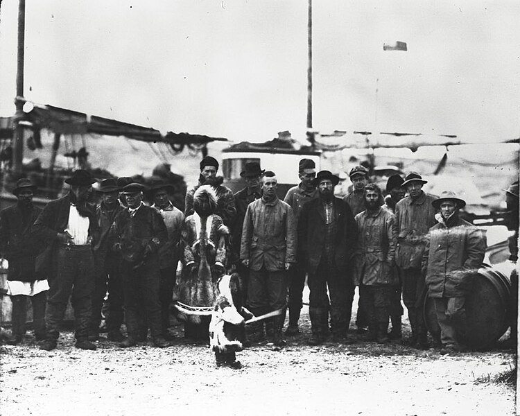 File:CAE members and others on Herschel Island (51435).jpg