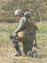 Historische reenactor in het velduniform van het Tsjechoslowaakse Volksleger